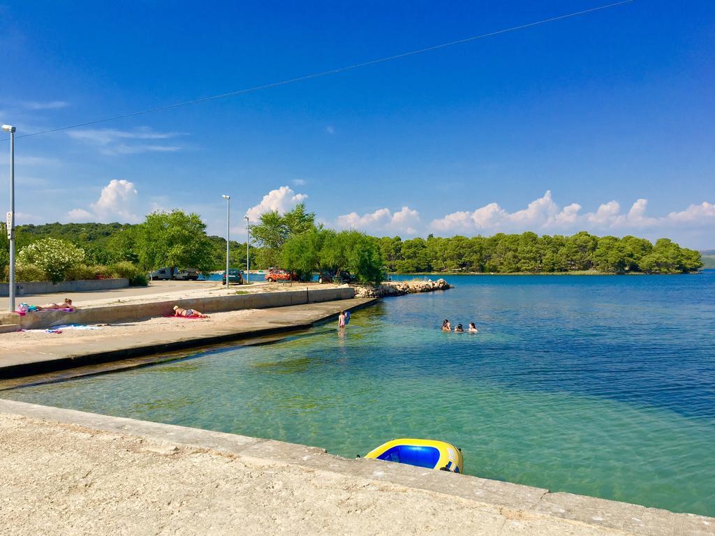 Apartment Bujas Raslina ภายนอก รูปภาพ